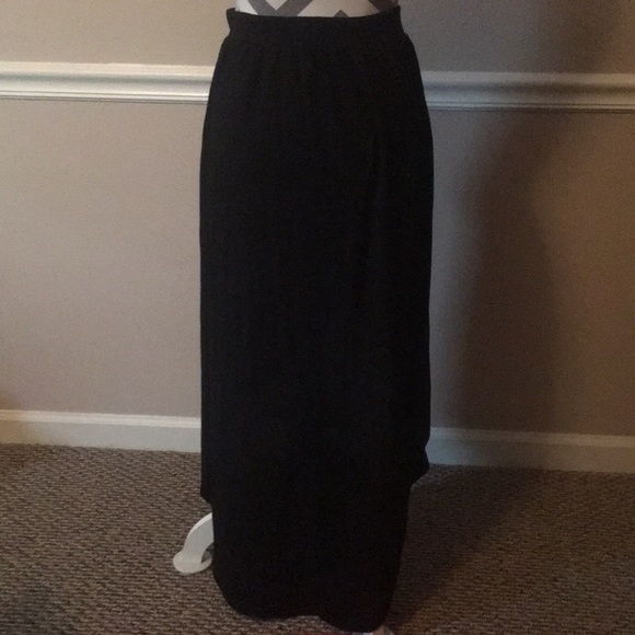 Nice skirt! - Picture 2 of 3